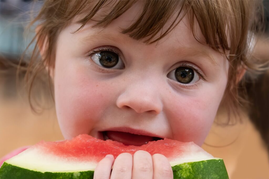 Έρευνα αποκαλύπτει: Όσο πιο υγιεινό είναι το φαγητό τόσο πιο χαρούμενο είναι το παιδί