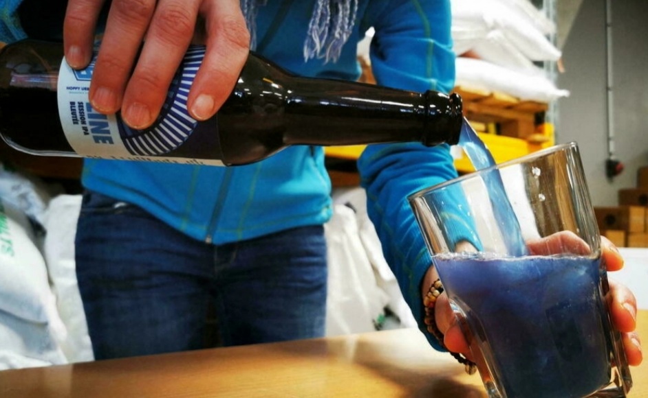 Γαλλική ζυθοποιία πρωτοπορεί και παράγει μπλε μπύρα από φύκια