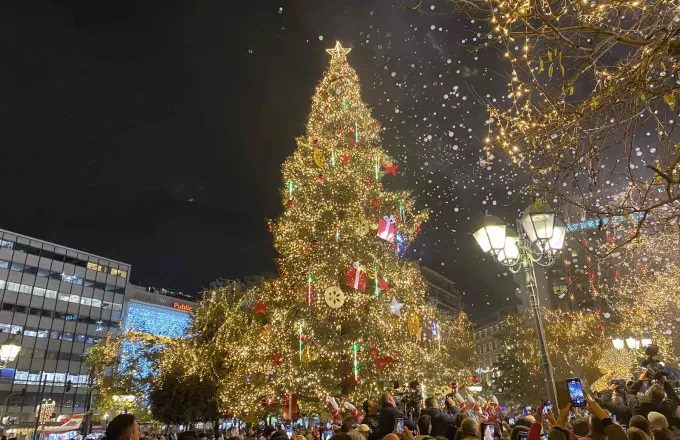 Σε χριστουγεννιάτικους ρυθμούς η Αθήνα – Ανάβει σήμερα το δέντρο με τα 24.000 φωτάκια στο Σύνταγμα