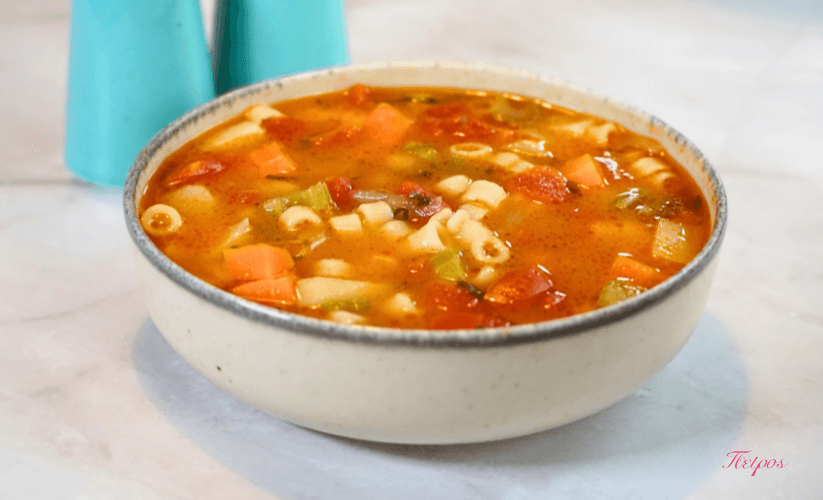 Συνταγή: Χειμωνιάτικη κοκκινιστή σούπα με ζυμαρικά και όσπρια