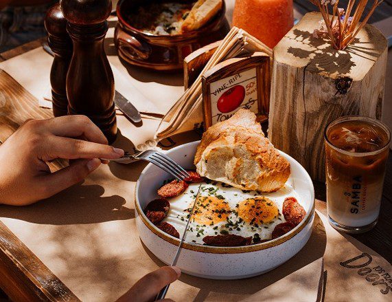 Doors στο λιμάνι της Ίου: Ελληνικό brunch κάτω από τα αλμυρίκια και κλασικά cocktails