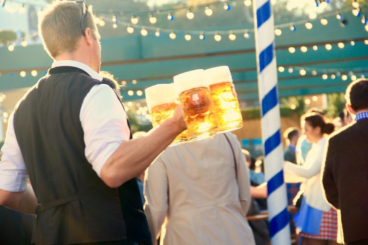 Oktoberfest: «Οδηγός επιβίωσης» για το μεγάλο πάρτι μπύρας στο Μόναχο